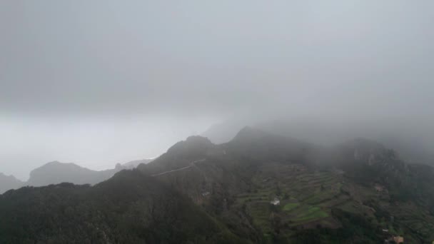 Images Pull Drone View Brouillard Épais Paysage Montagnes Routes Avec — Video