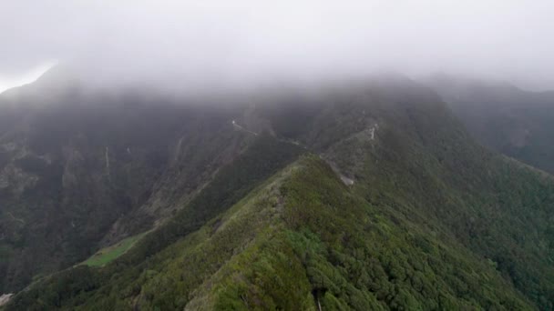 Nagranie Widokiem Drona Mglisty Krajobraz Gór Drogi Zakrętami Środku Teneryfa — Wideo stockowe