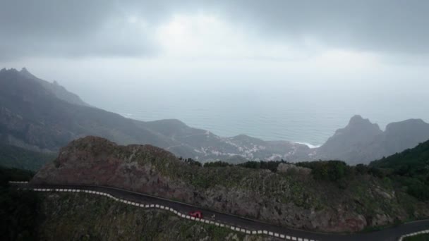 Metraje Tirar Vista Del Dron Gruesa Niebla Paisaje Montañas Carretera — Vídeo de stock