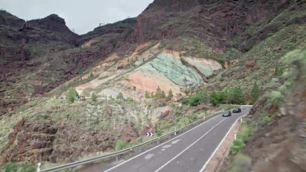 4K映像カラフルな岩層のドロンビュー ロスAzulejosデVeneguera モガン近く グラン カナリア諸島 スペイン — ストック動画