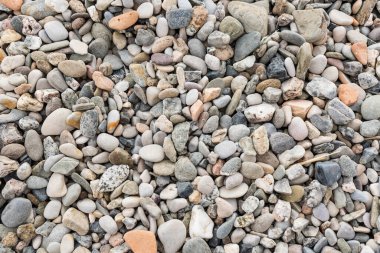 Çakıl arka planı. Sahildeki çakıl yolu manzaralı.