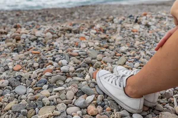 Pernas Mulher Com Sapatos Casuais Seixo Pequenas Pedras Praia Frente Fotografia De Stock