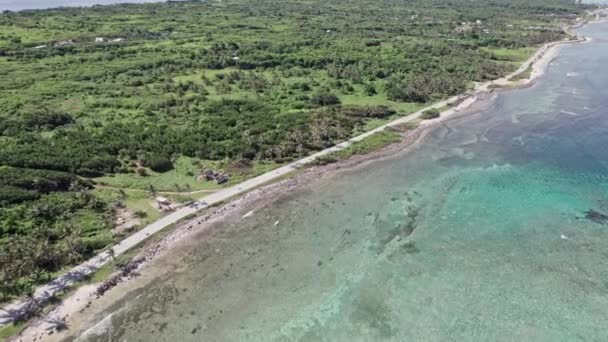 Vídeo Vista Aérea Una Playa Caribeña Una Pequeña Ciudad Costera — Vídeo de stock