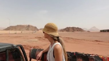 4x4 arabalı sarışın turist kadın. Wadi Rum Çölü 'ndeki Kum Dune Yolu, Jordan. Seyahat yerleri