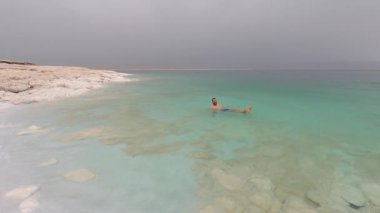 Yüzen Ölüm Denizi 'nde yıkanan turistin rahatlatıcı videosu, Ürdün