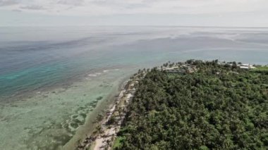 Turkuaz bir Karayip plajı ve sahil şeridine yaklaşan hava görüntüsü. San Andres Adası, Kolombiya