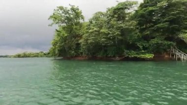 Panama 'da Mangrove ile birlikte son sürat 4K yelkenli tekne. Hava ve bulutlu bir gün