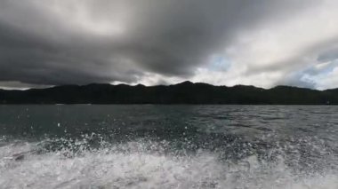 Panama 'da son sürat 4K' lık bir yelkenli. Hava ve bulutlu bir gün
