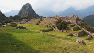 4k video, Cusco 'daki kayıp şehir, Peru' daki İnkalar 'ın Machu Pichu kalesi. Tanınmayan adam
