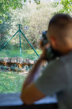 Defocus bir hedefe ateş ediyor. Hedef yeşil bir daire.