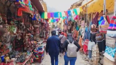 4k video tanınmayan turistler Ollantaytambo, Cusco, Peru köyünde yürüyorlar. Bir sürü hediyelik eşya ve dükkan.