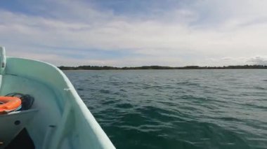 4k video POV botu Panama 'da denizde son sürat ilerliyor.