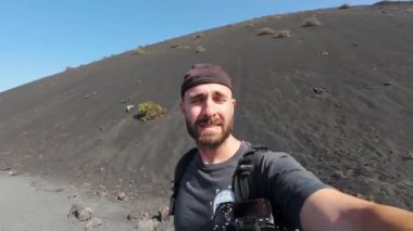 Vlog gezgini, Kanarya Adaları 'ndaki eşsiz siyah volkanik arazide güneşli günün ve doğal güzelliğin tadını çıkarıyor..