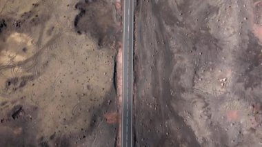 Lanzarote 'de geniş bir çöl arazisini kesen ıssız bir yolun nefes kesici bir hava perspektifini keşfetmenin en üst görüntüsü.