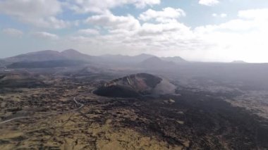 Deneyimin insansız hava aracı görüntüsü El Cuervo Volkanı 'nı hayrete düşürüyor. Güneş doğarken sabah güneşiyle parıldıyor..