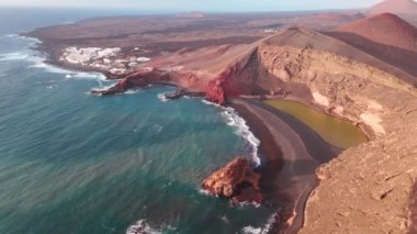 Charco Verde veya Chaco de los Clicos of Lanzarote 'nin çarpıcı uçurumlarının insansız hava aracı görüntüsü güzellikleri ve volkanik tarihi gözler önüne seriyor..