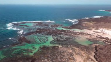 Güneşli bir günde Caleton Blanco, Lanzarote 'de büyüleyici turkuaz suları ve kayalık kıyıları keşfedin.