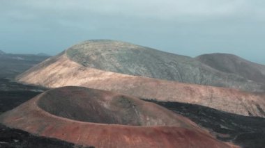 Uzak bir bölgedeki görkemli volkanik oluşumlar olan Caldera Blanca 'nın insansız hava aracı görüntüsü Lanzarote' daki doğanın çeşitli dokularını ve renklerini gözler önüne seriyor.