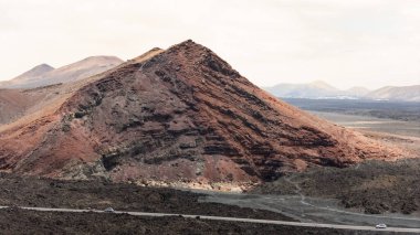 Bu büyüleyici keşifte eşsiz kırmızı Bermeja dağ renklerini ve Lanzarotes volkanik arazisinin engebeli dokularını keşfedin..