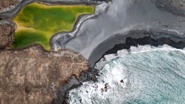 Bermeja sahilinde, Lanzarote sahillerinde kayalık kıyılara çarpan dalgaların ve canlı yeşilliklerin nefes kesici zıtlığını deneyimleyin.
