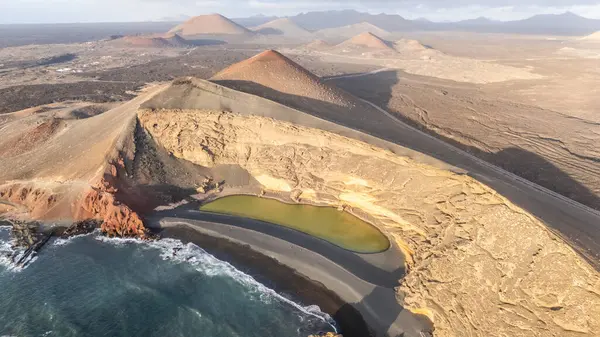 Charco Verde veya Chaco de los Clicos of Lanzarote 'nin çarpıcı uçurumlarının insansız hava aracı görüntüsü güzellikleri ve volkanik tarihi gözler önüne seriyor..