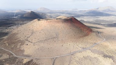 Lanzarote 'un çarpıcı volkanik Caldera Colorada arazisini, çeşitli oluşumları üzerine nefes kesici hava perspektifleriyle keşfedin..