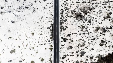 Mojon Blanco, Lanzarote 'da büyüleyici kaya oluşumlarıyla çöl arazisi boyunca uzanan bu çarpıcı hava manzarasına hayran kaldım.,