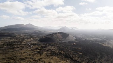 Lanzarotes 'in hava deneyimi El Cuervo Volkanı' nı hayrete düşürüyor. Güneş doğarken sabah güneşiyle parıldıyor..