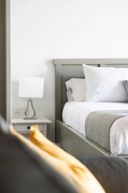 Geniş bir yatak odası şık bir yatak odası, yumuşak çarşaflar ve dinlenmek için sıcak bir yatak odası..