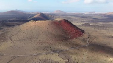 Lanzarote 'un çarpıcı volkanik Caldera Colorada arazisini, çeşitli oluşumları üzerine nefes kesici hava perspektifleriyle keşfedin..