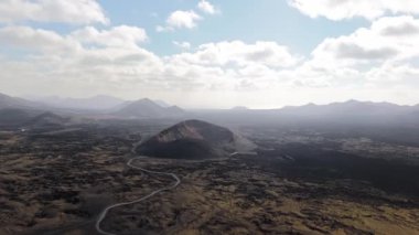 Lanzarotes 'in hava deneyimi El Cuervo Volkanı' nı hayrete düşürüyor. Güneş doğarken sabah güneşiyle parıldıyor..