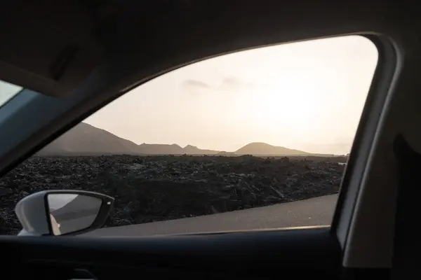 Gün batımında dağları ve lav tarlalarını gören sakin bir an. Lanzarote 'de güzel bir manzara yaratıyor.