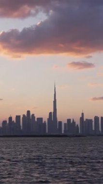 Dubai 'deki çarpıcı günbatımına tanık olun. Akşam renkleriyle aydınlatılmış Burj Halife ve şehrin ufuk çizgisi sergileniyor..