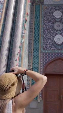 Bir kadın gezgin Semerkant, Özbekistan 'daki tarihi binaların çarpıcı detaylarına hayranlık duyuyor ve onları fotoğraflıyor.