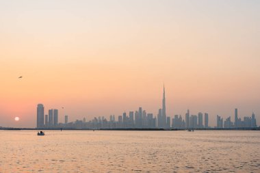 Dubais etkileyici ufuk çizgisi, ikonik burj khalifa, güneşin sıcacık parıltısıyla yıkanır, nefes kesici bir şehir manzarası yaratır.