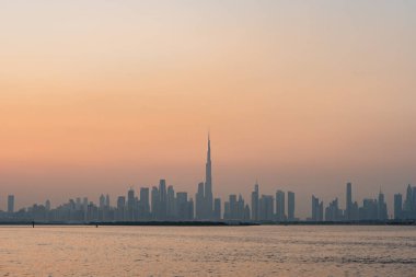 Dubai silueti Burj Khalifa ile altın saat gün batımında ayakta duruyor, güzel bir şehir silueti yaratıyor