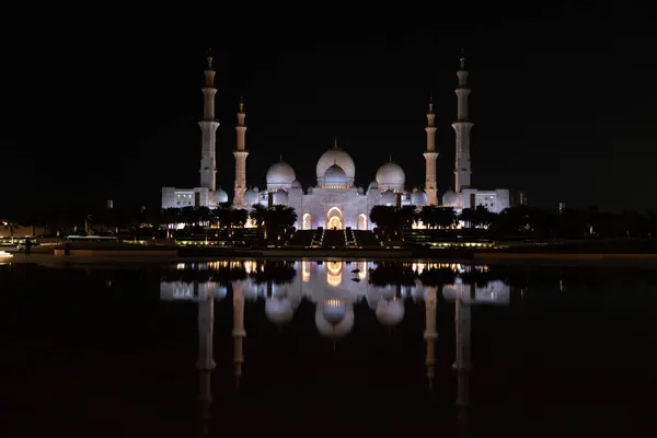 Şeyh zayh büyük camiyi gece su yüzeyine yansıttı, Abu dhabi, Birleşik Arap Emirlikleri.