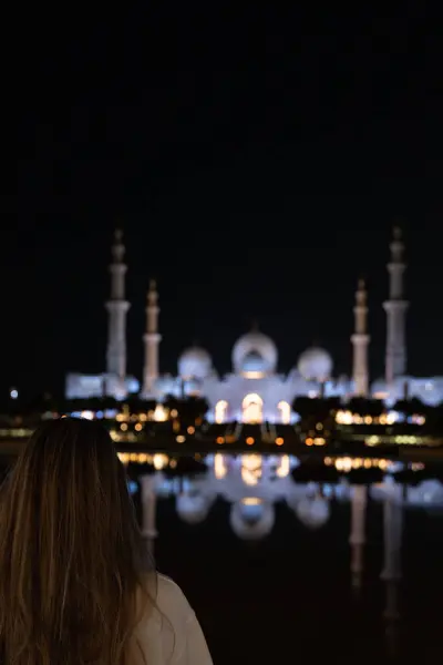 Sarışın kadın turist, şeyh zayi hayranı. Büyük camiler geceleri suda yansıyor.