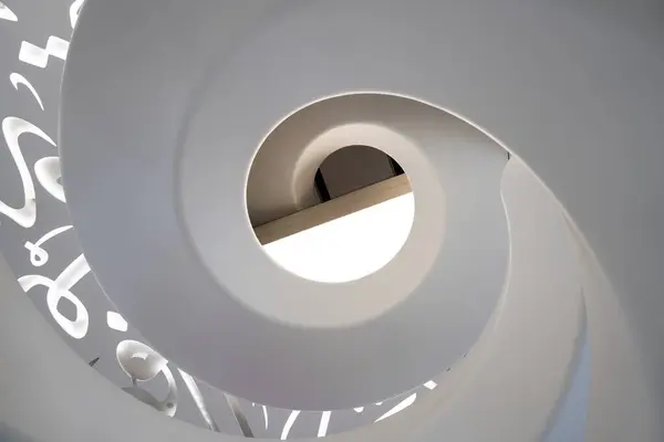 Dekoratif kesikli beyaz, modern spiral merdivenler ışık ve gölge oyunu yaratıyor.