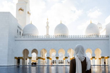 Abu Dabi 'deki Şeyh Zayed Büyük Camii' ne hayran olan Müslüman bir kadının arka görüntüsü.