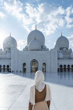 Şeyh zayed Büyük Cami 'ye hayran olan kadın Abu Dabi' deki İslam mimarisinin çarpıcı bir örneği.