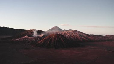 Doğu Java, Endonezya 'da aktif bir volkan olan Bromo Dağı, Caldera' da duman yayar, diğer adıyla kum denizi.