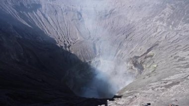 Doğu Java, Endonezya 'da duman ve gaz yayan bromo krateri.