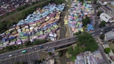 Malang City, Endonezya 'daki Jodipan nehri boyunca uzanan renkli evlerin hava manzarası