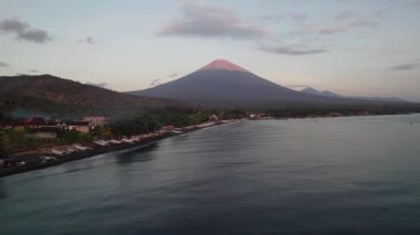 Drone View agung Dağı güneşin doğuşunda sakin denizi yansıtır.