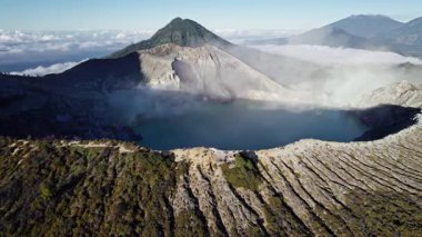 Doğu Java, Endonezya 'da sülfür gölü ve fümerollü ijen volkanı drone görüntüsü