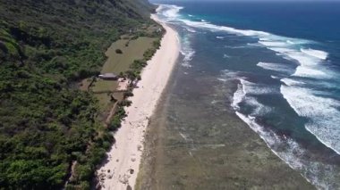 Huzurlu Nyang Nyang Sahili Bali, Endonezya 'da canlı kayalıklarla karşılaşıyor.