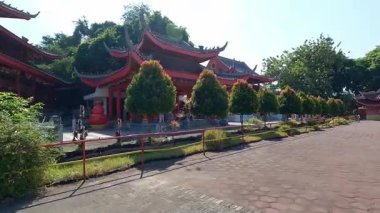 Güneş ışığı, semarang, Endonezya 'daki Sam poo Kong Tapınağı' nın canlı kırmızı ve süslü mimarisini aydınlatır.