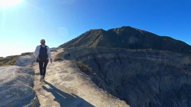 Endonezya 'daki Bromo Dağı' nın kenarında yürüyen dişi turist.