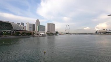 Singapur gökdeleninin manzarasında ikonik marina körfezi kumları oteli ve diğer simgeler yer almaktadır.